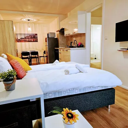 Private Garden 2br For Business & Leisure, Free Parking & Gym, By Live-inn 2