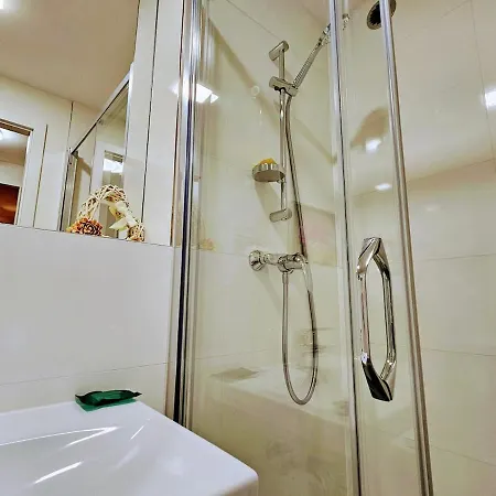 Apartment Private Garden 2br For Business & Leisure, Free Parking & Gym, By Live-inn 2