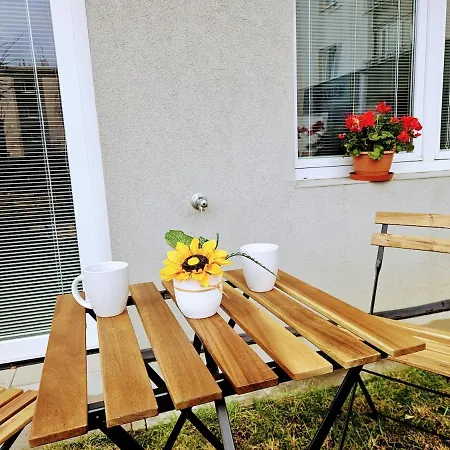 Private Garden 2br For Business & Leisure, Free Parking & Gym, By Live-inn 2