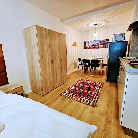 Apartamento Private Garden 2br For Business & Leisure, Free Parking & Gym, By Live-inn 2
