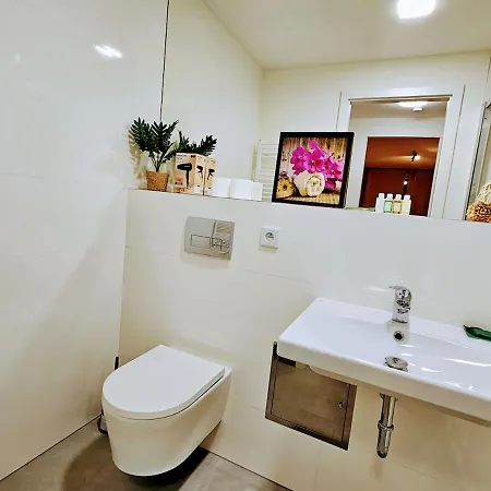 Private Garden 2br For Business & Leisure, Free Parking & Gym, By Live-inn 2 * Prague