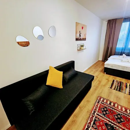 Apartment Private Garden 2br For Business & Leisure, Free Parking & Gym, By Live-inn 2