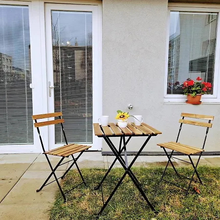 Apartment Private Garden 2br For Business & Leisure, Free Parking & Gym, By Live-inn 2