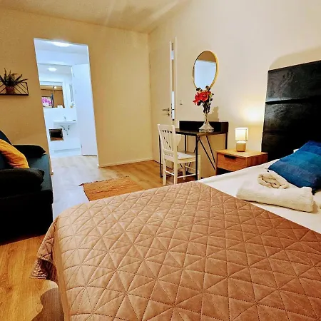 Apartment Private Garden 2br For Business & Leisure, Free Parking & Gym, By Live-inn 2