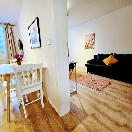 Apartment Private Garden 2br For Business & Leisure, Free Parking & Gym, By Live-inn 2