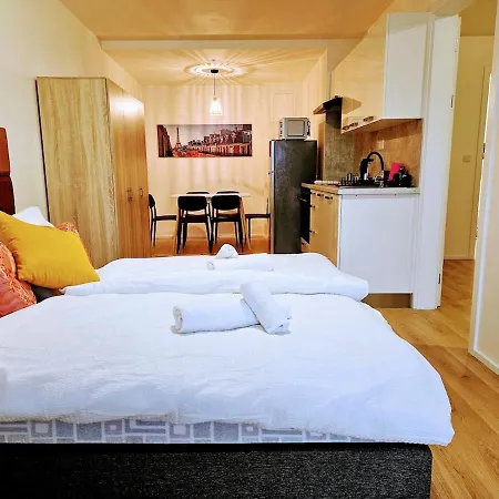 Apartment Private Garden 2br For Business & Leisure, Free Parking & Gym, By Live-inn 2 *