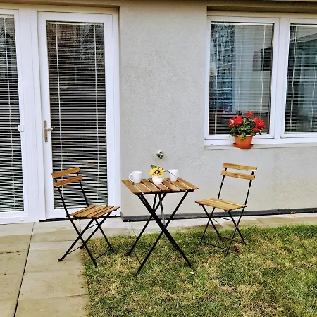 Private Garden 2br For Business & Leisure, Free Parking & Gym, By Live-inn 2 *