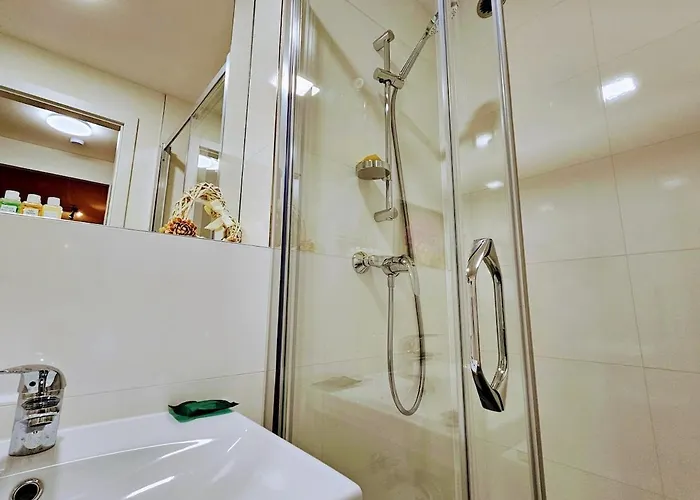 Apartment Private Garden 2br For Business & Leisure, Free Parking & Gym, By Live-inn 2