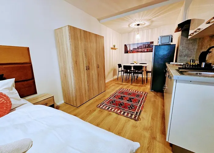 Apartment Private Garden 2br For Business & Leisure, Free Parking & Gym, By Live-inn 2