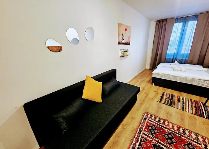 Apartment Private Garden 2br For Business & Leisure, Free Parking & Gym, By Live-inn 2