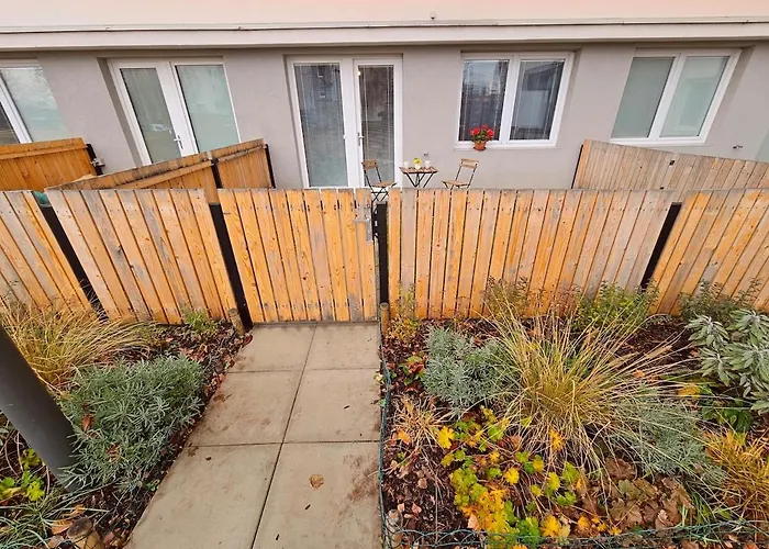 Private Garden 2br For Business & Leisure, Free Parking & Gym, By Live-inn 2 Apartment