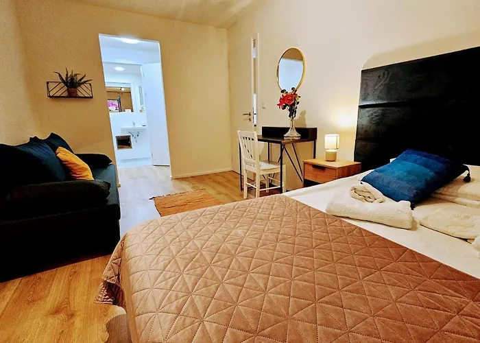 Apartment Private Garden 2br For Business & Leisure, Free Parking & Gym, By Live-inn 2