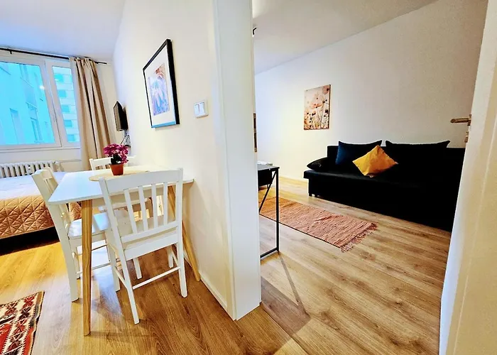 Apartment Private Garden 2br For Business & Leisure, Free Parking & Gym, By Live-inn 2