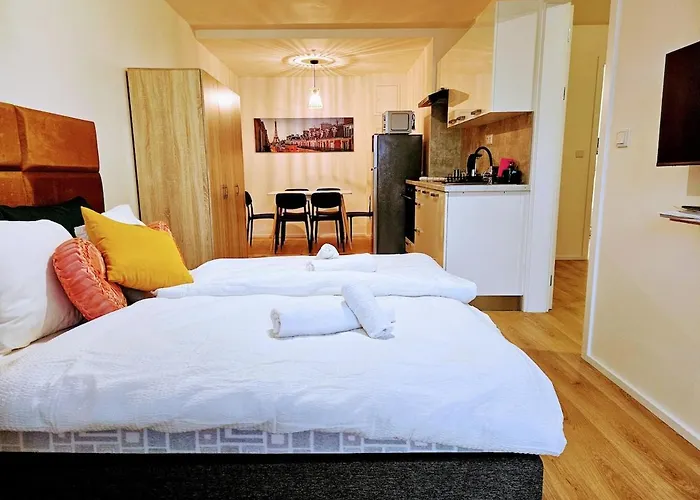 Apartment Private Garden 2br For Business & Leisure, Free Parking & Gym, By Live-inn 2 *