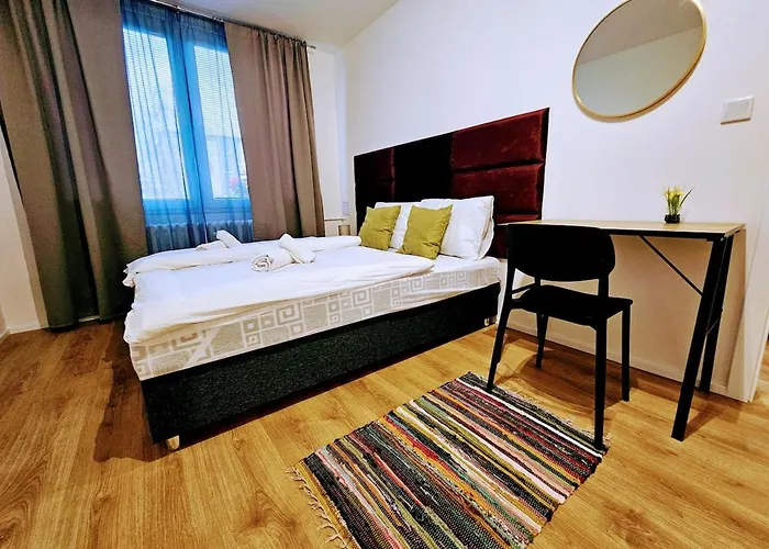 Private Garden 2br For Business & Leisure, Free Parking & Gym, By Live-inn 2